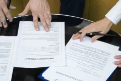 manos-firmando-documentos(freepik)