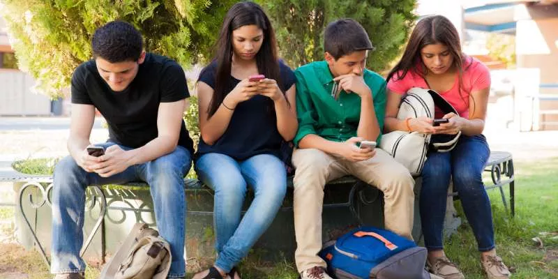Colegios pueden regular el uso de teléfonos celulares, pero no prohibirlos (Freepik)