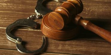 El competente para definir si una medida de aseguramiento debe levantarse o no es el juez penal (Freepik)