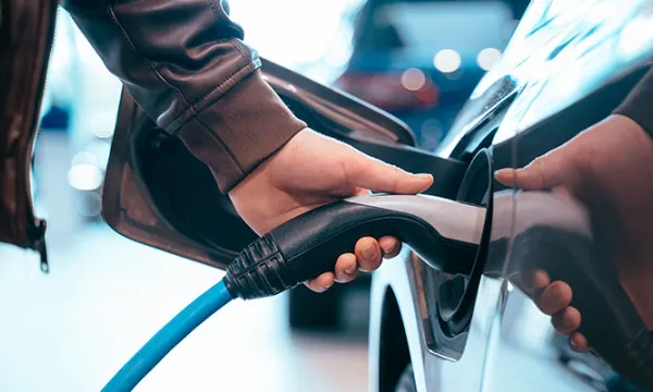 Fijan condiciones de conectores para carga de vehículos eléctricos (Freepik)