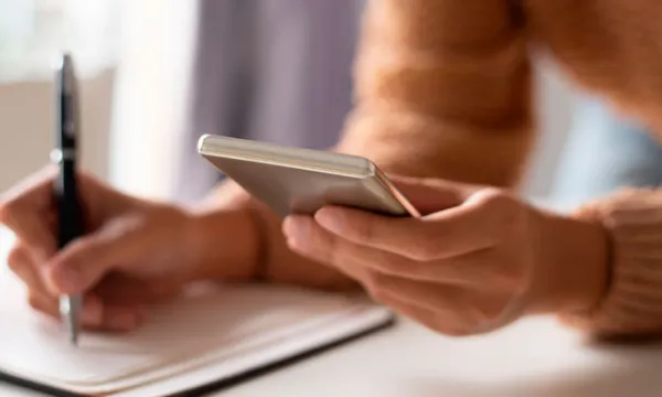 Manual de instrucciones de un bien o producto puede suministrarse de manera física o virtual (Freepik)