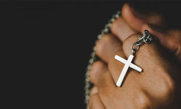 Comunidades religiosas deben garantizar la salud de sus miembros asumiendo los costos o afiliaciones (Freepik)