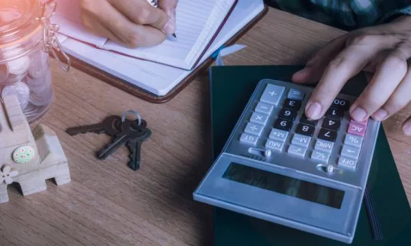 Servidor público que renuncia antes del decreto de aumento salarial tiene derecho al retroactivo en la liquidación (Freepik)