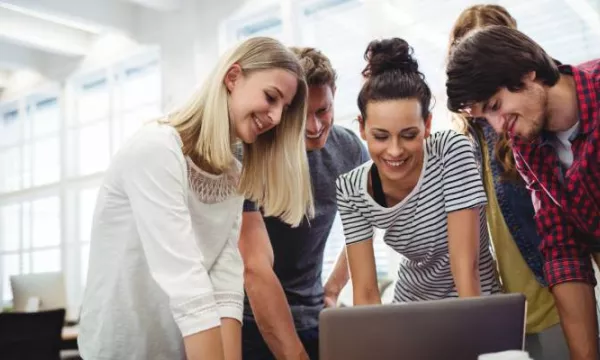 Conpes de juventud aprueba estrategia con inversiones estimadas en $ 33,5 billones (Freepik)
