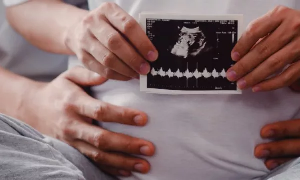 Descargue la ley que establece el fuero de paternidad (Freepik)
