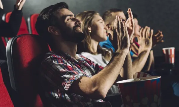 Arrendamiento de espacios para venta de comidas no afecta exclusión de IVA sobre arrendamiento de salas de cine (Freepik)