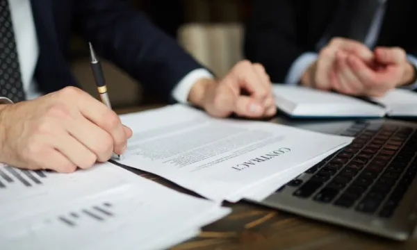 ¿En contrato de servicios aplica retención en la fuente por concepto de honorarios o de servicios? (Freepik)