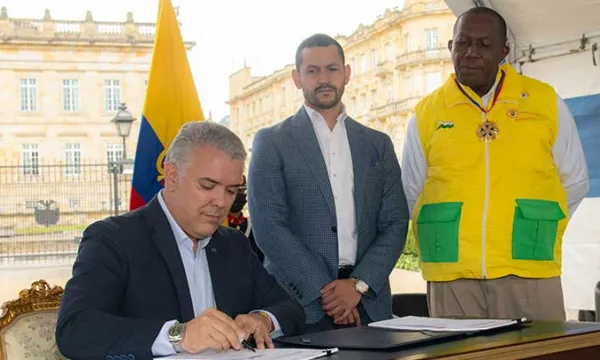 Firma-Ley-de-Comunales-presidencia.jpg
