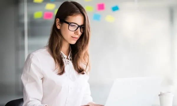 Mujer-trabajando-computador(Freepik)