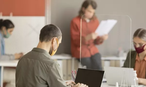 Servidores públicos que completen esquema de vacunación tendrán un día libre (Freepik)