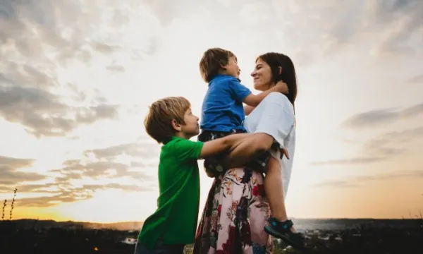 Condición de padre o madre cabeza de familia, como sujetos de especial protección, debe declararse ante notario (Freepik)