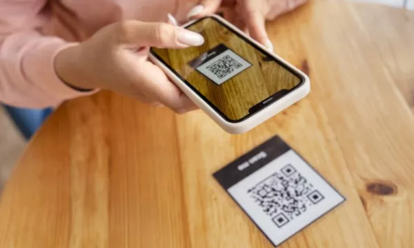 Restaurantes y bares que implementen menú digital deben proveer herramientas que permitan su consulta (Freepik)
