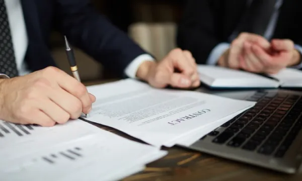 Si abogado es suspendido debe presentar renuncia o sustitución de poder (Freepik)