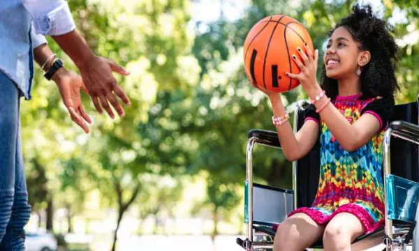 Silla de ruedas pediátrica manual está incluida en el plan de beneficios en salud (Freepik)