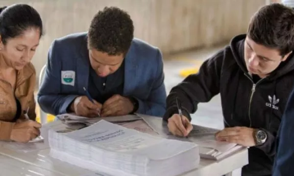 Empleado en vacaciones tiene derecho a día compensatorio remunerado si es jurad de votación (Alcaldía)
