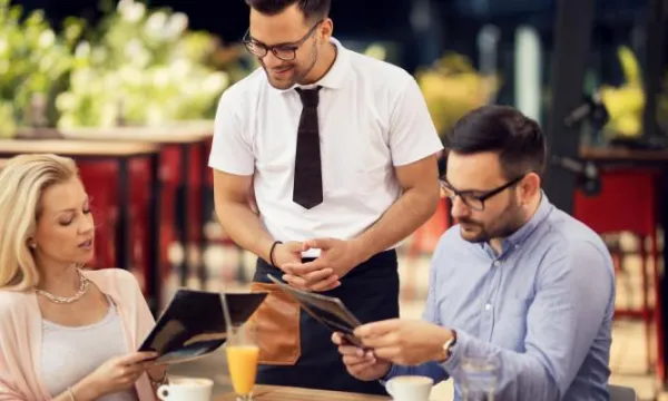 SIC debe impartir instructivo sobre propinas (Freepik)