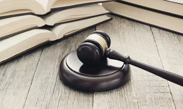 Martillos-libros(freepik)