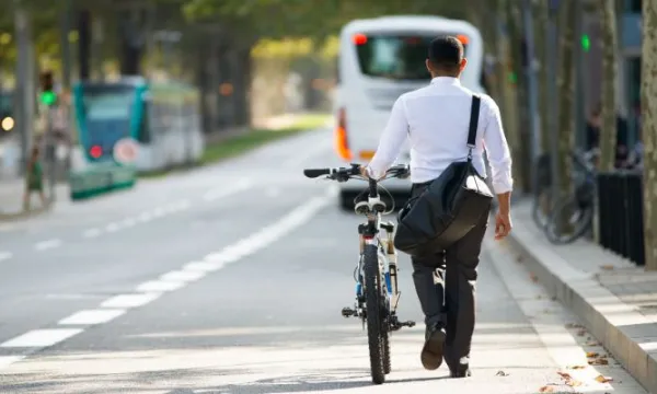 Gobierno sí tiene la función de expedir plan de seguridad vial (Freepik)