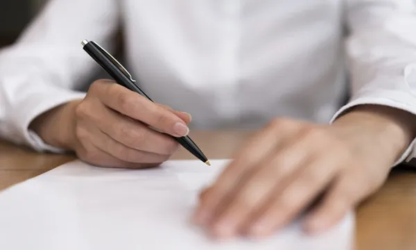 Contratista que pretenda vincularse como empleado público debe ceder el contrato o renunciar a su ejecución (Freepik)