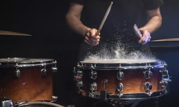 Protegen derechos de un joven a recibir clases de música (Freepik)