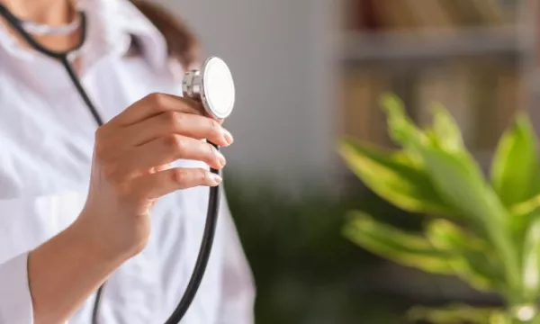 Mujeres del sector de la salud y los cuidados ganan 24 % menos que sus compañeros hombres (Freepik)