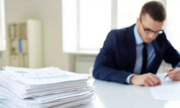La supervisión de contratos es una función que puede ser asignada a cualquier empleado público (Freepik)