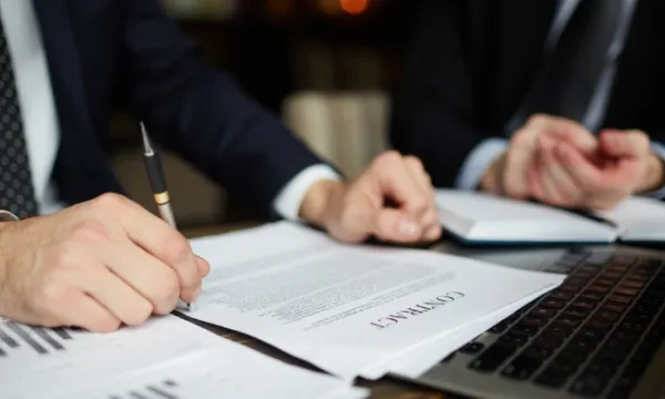 hombre-negocios-firma