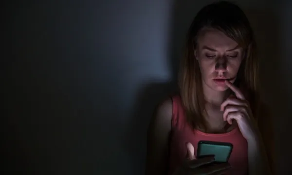 mujer-celular- preocupada(freepik)