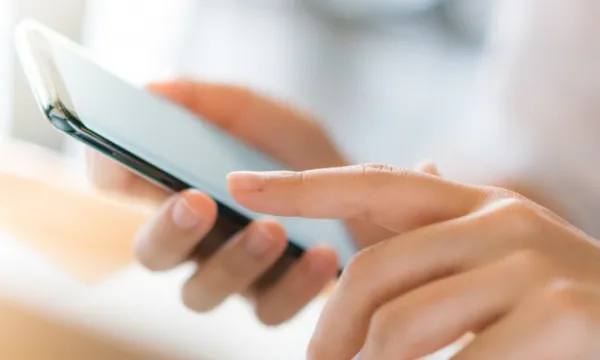 persona-negocios-telefono