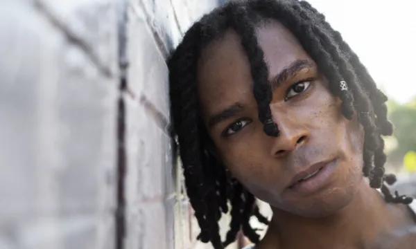 rastas-afro-hombre-afrodescendiente-cabello-largo