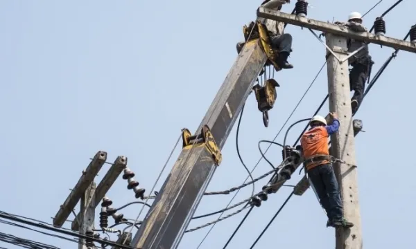 alumbrado-electricista-trabajador(freepik).jpg