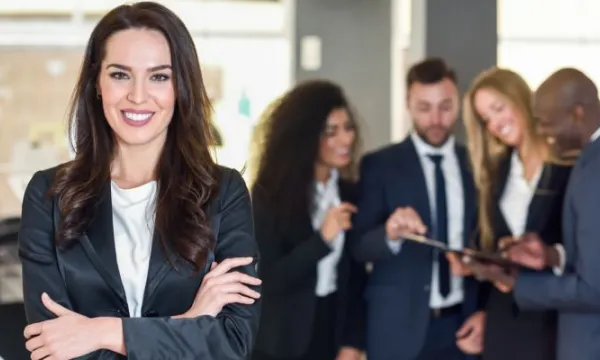 mujer-abogada-equipo-de-trabajo(freepik).jpg