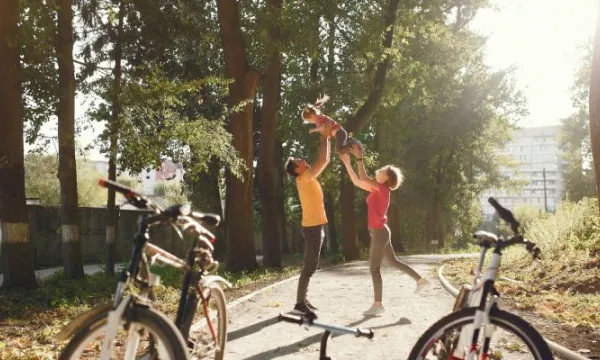familia-bicicleta-parque-verano(freepik).jpg