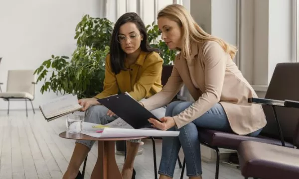 Requisitos que debe acreditar un emprendimiento de mujeres para acceder a incentivos en el sistema de compras públicas (Freepik)