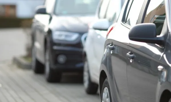 primer-plano-coche-negro-estacionamiento-fondo-borroso(freepik).jpg