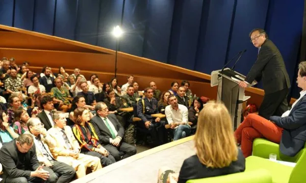 Encuentro-colombianos-Paris-23(presidencia)