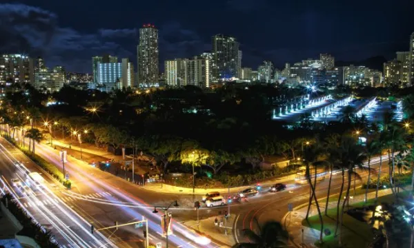 alumbrado-calles-ciudad-nocturna(freepik)