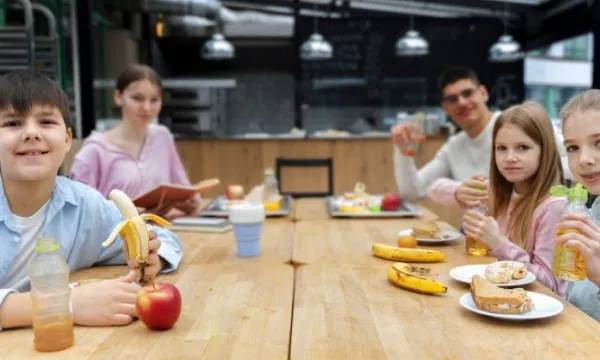 estudiantes-almorzando-cocina(freepik)