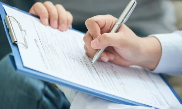 manos-doctora-rellenando-formulario(freepik)
