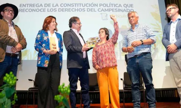 Gobierno entregó al movimiento campesino la Constitución Política que reconoce sus derechos (Presidencia)