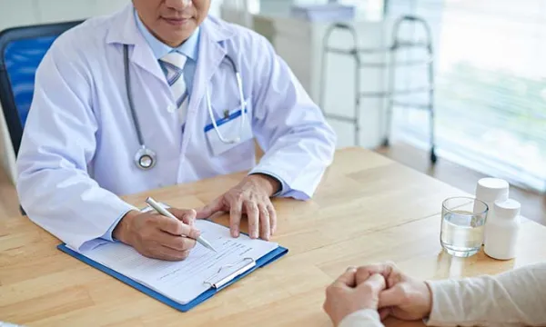 Medico-ordenes-consulta(Freepik)