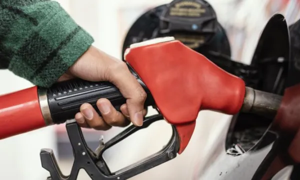 hombre-gasolinera-coche-cerca(freepik).jpg