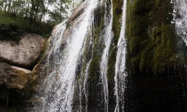 hermoso-paisaje-cascada(freepik)