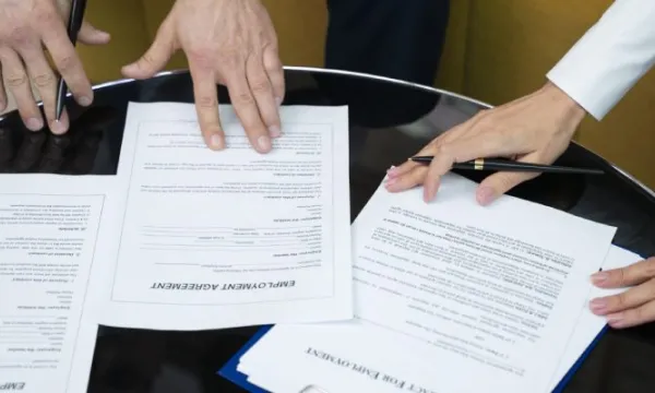 manos-alto-angulo-firmando-documentos(freepik)
