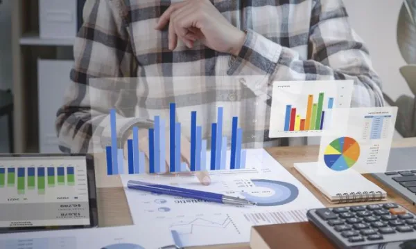 empresarios-finanzas-contabilidad-analizan(freepik)