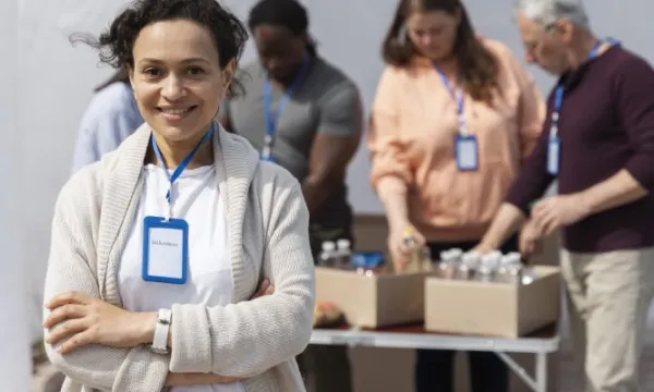grupo-diferentes-personas-voluntarias-banco-alimentos(freepik)