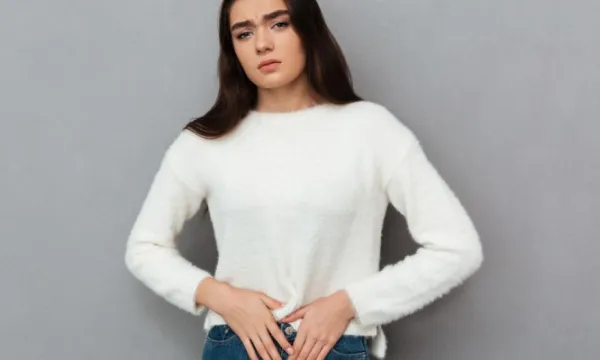 mujer-joven-adolescente-dolor-estomago-endiometrosis(freepik)