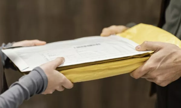 Entrega en portería de dirección informada por contribuyente no hace ineficaz notificación (Freepik)