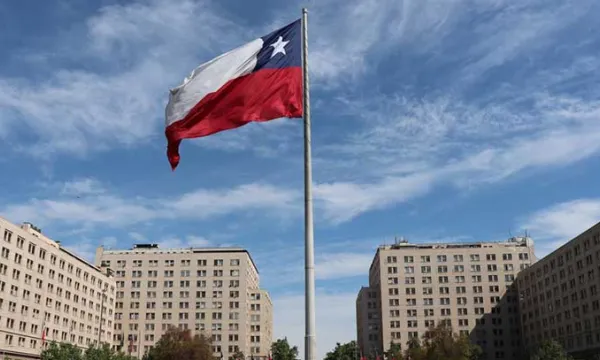 Chile-ciudad-bandera(shutterstock)