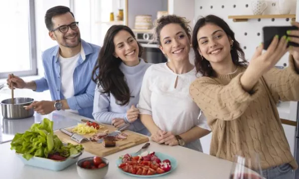 Empleador debe otorgar día de la familia hasta que implemente totalmente jornada laboral de 42 horas semanales (Freepik)